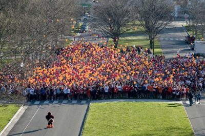 Participants release their balloons before the start of the 3.2 Mile Run in Remembrance.